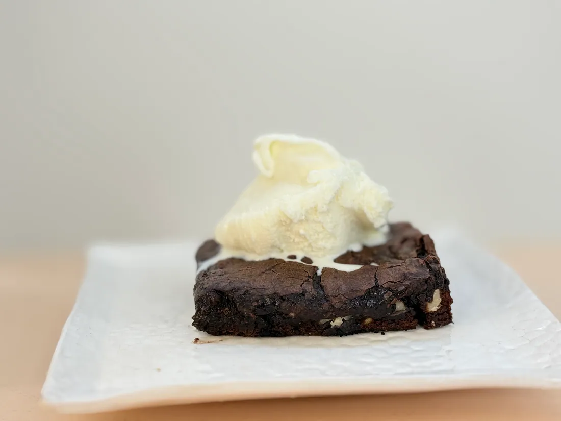 Brownie con nuez y helado