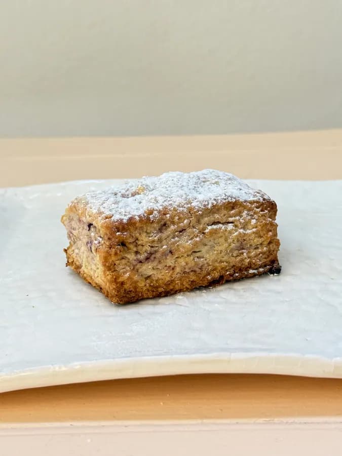 Scon de limón y frutos rojos
