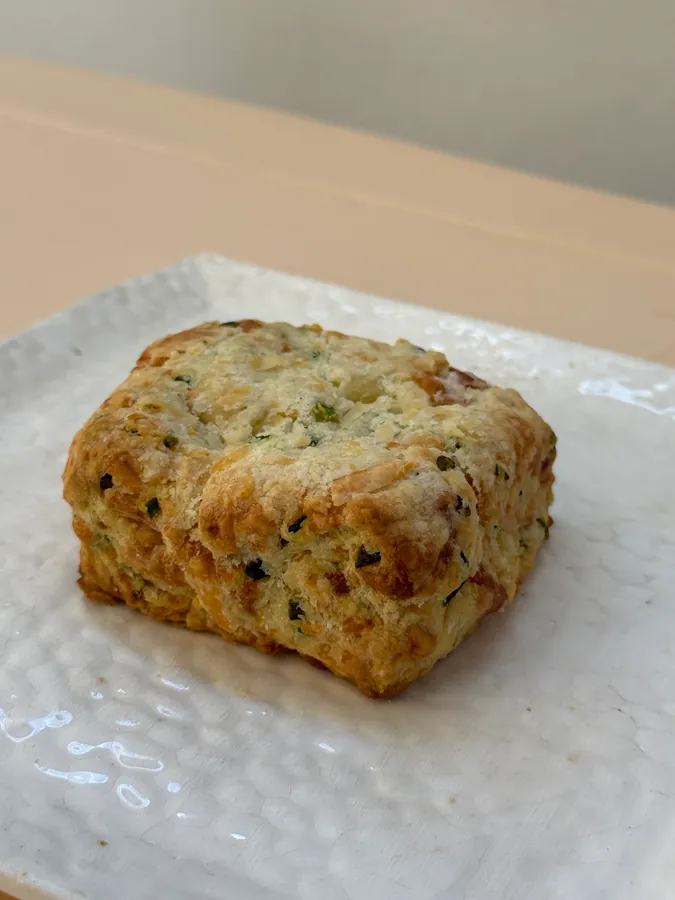 Scon de queso y ciboulette